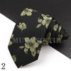 Schwarzes Seidhschnürchen mit goldenem Blumen-Paisley-Muster auf dunkler Oberfläche.