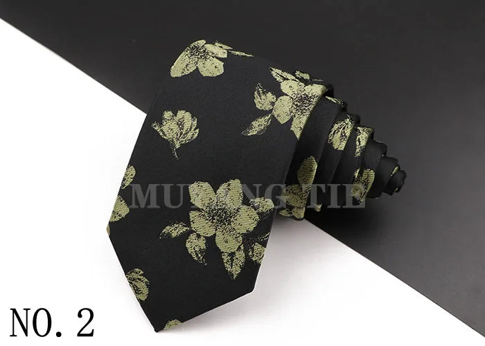 Schwarzes Seidhschnürchen mit goldenem Blumen-Paisley-Muster auf dunkler Oberfläche.