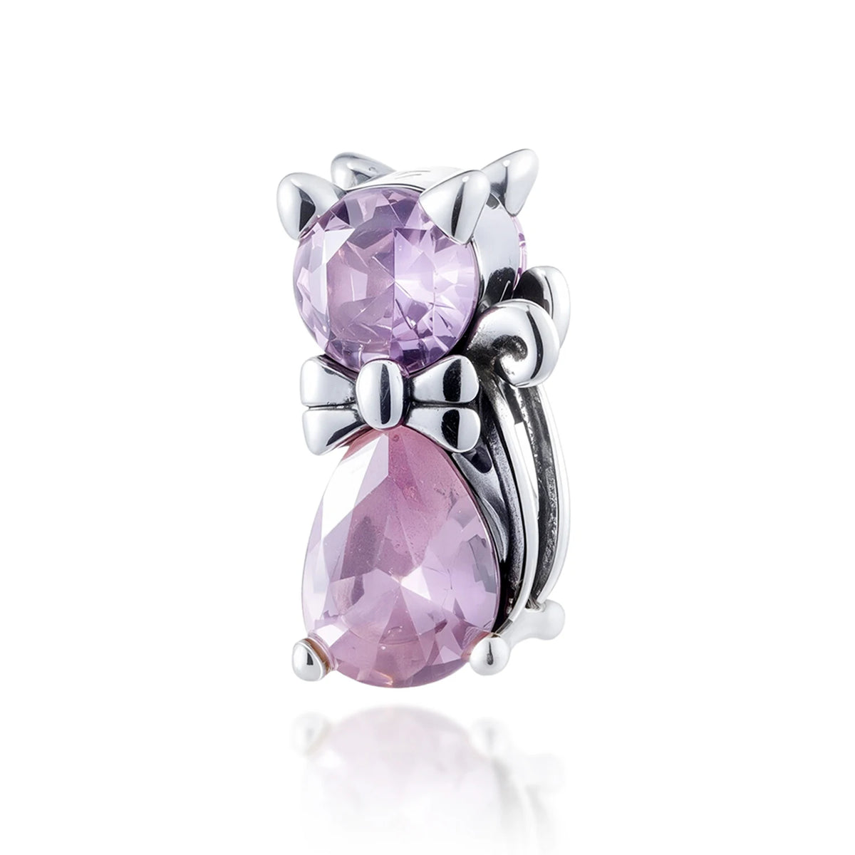 Cuenta con un dije de plata con una gema de color amatista rosa en forma de animal.
