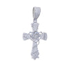 Pendentif de croix en argent entièrement recouvert de diamants clairs.