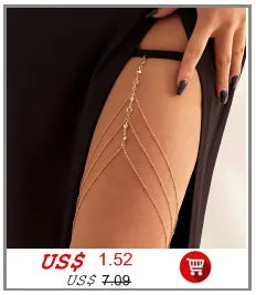 Gros plan d'une main portant un collier imitation perles élégant sur un bras.