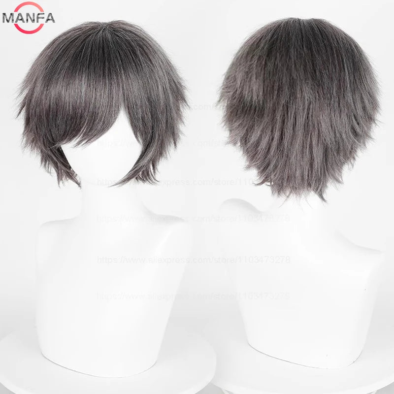 Primer plano de una peluca corta gris mostrada en un maniquí de cabeza blanca.