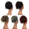 Drei verschiedene Schattierungen von 12-Zoll-synthetischen Afro-Puff-Chignon-Haarerweiterungen auf einem Mannequin-Kopf.