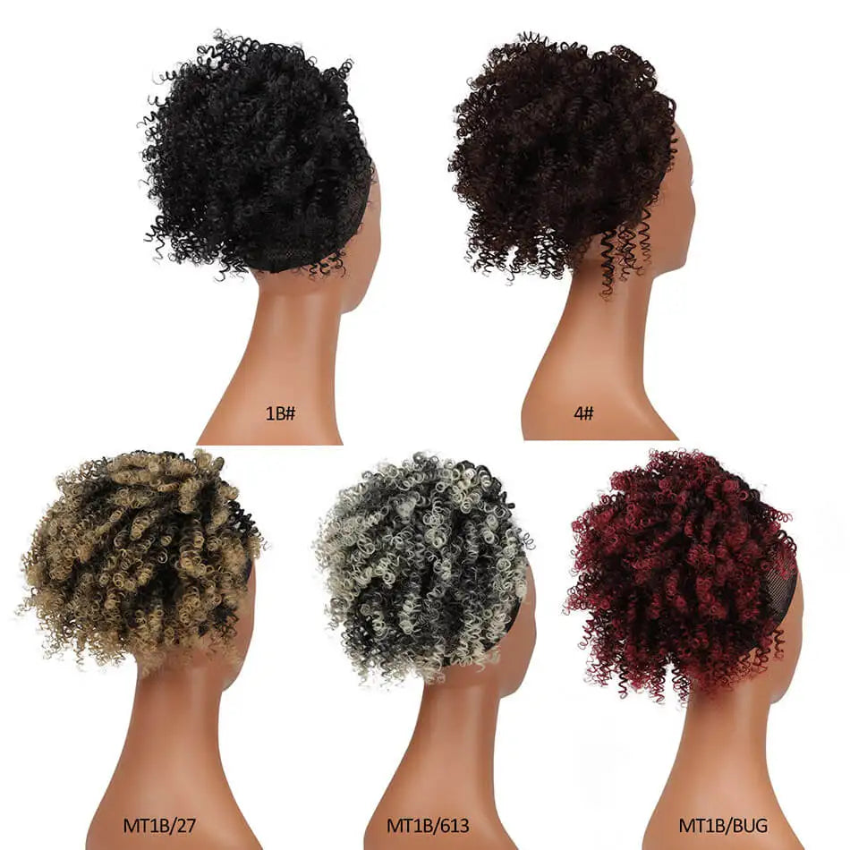 Drei verschiedene Schattierungen von 12-Zoll-synthetischen Afro-Puff-Chignon-Haarerweiterungen auf einem Mannequin-Kopf.