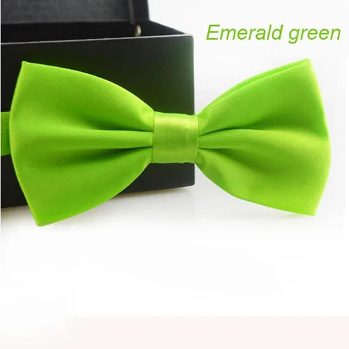 Nœud papillon satin vert lime vif présenté sur fond sombre.