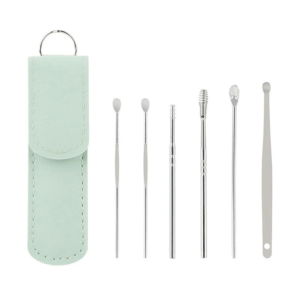 Un juego de herramientas para quitar cerumen de acero inoxidable con una funda protectora verde claro.