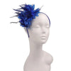 Un bandeau fascinateur en plume bleue présenté sur un mannequin.