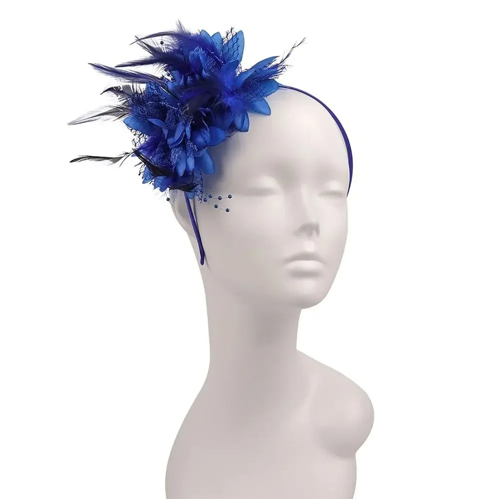 Un bandeau fascinateur en plume bleue présenté sur un mannequin.