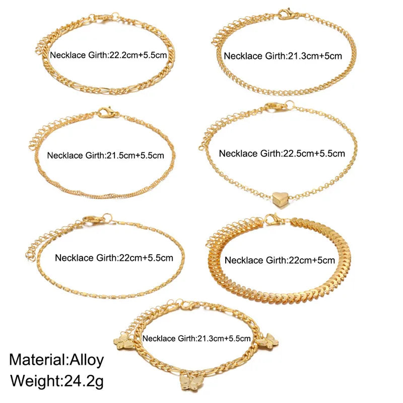 Ein Set goldene Vintage-Schmetterlingsherz-Ankletten in verschiedenen Umfängen und Längen.