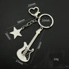 Porte-clés en forme de guitare argentée avec des charms cœur et étoile sur une chaîne