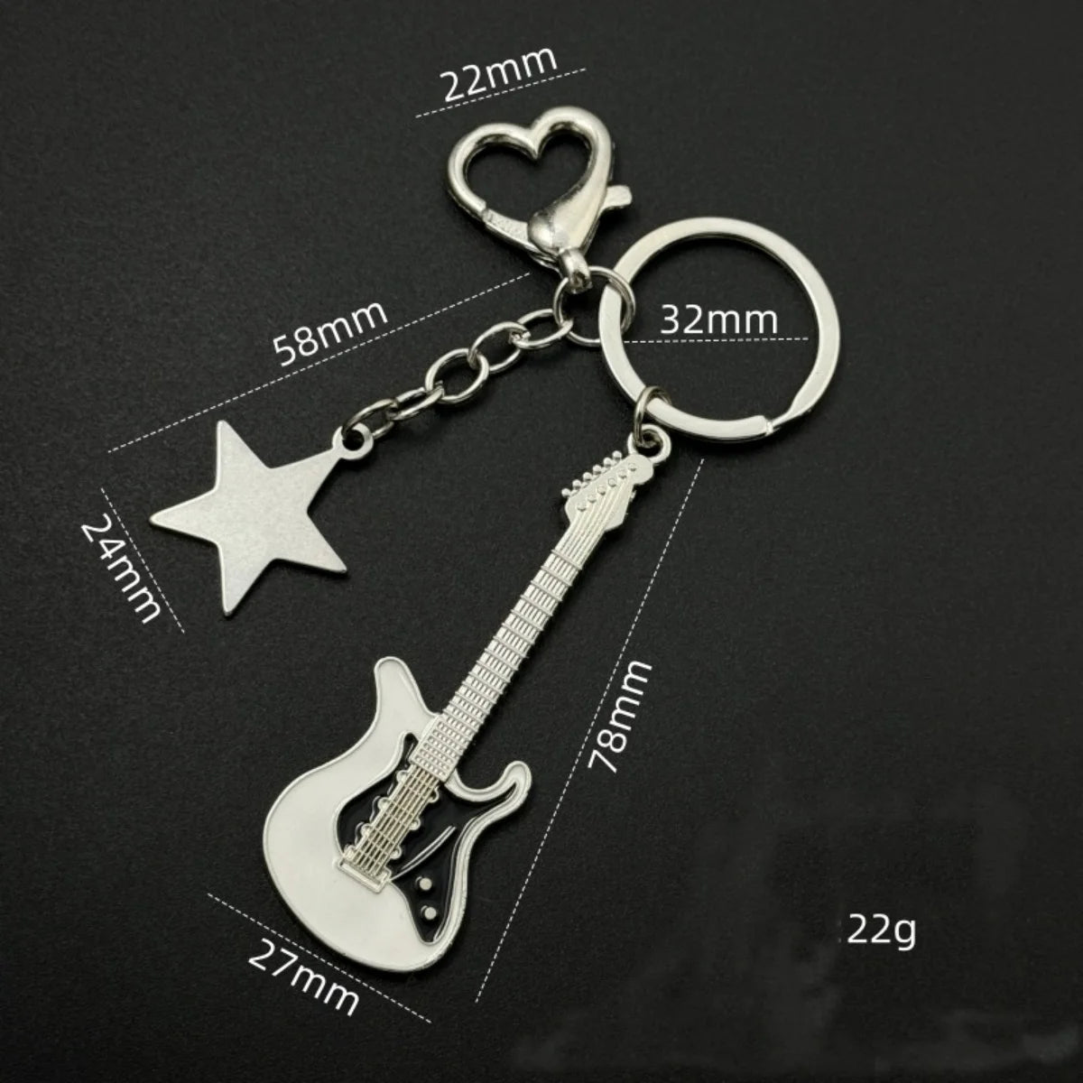 Porte-clés en forme de guitare argentée avec des charms cœur et étoile sur une chaîne