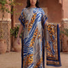 Une femme portant une caftan abaya à imprimé léopard zèbre orange et bleu en extérieur.