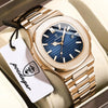 Nahaufnahme einer goldfarbenen Uhr mit blauem Zifferblatt und Lederarmband, auf einem weißen Etikett.