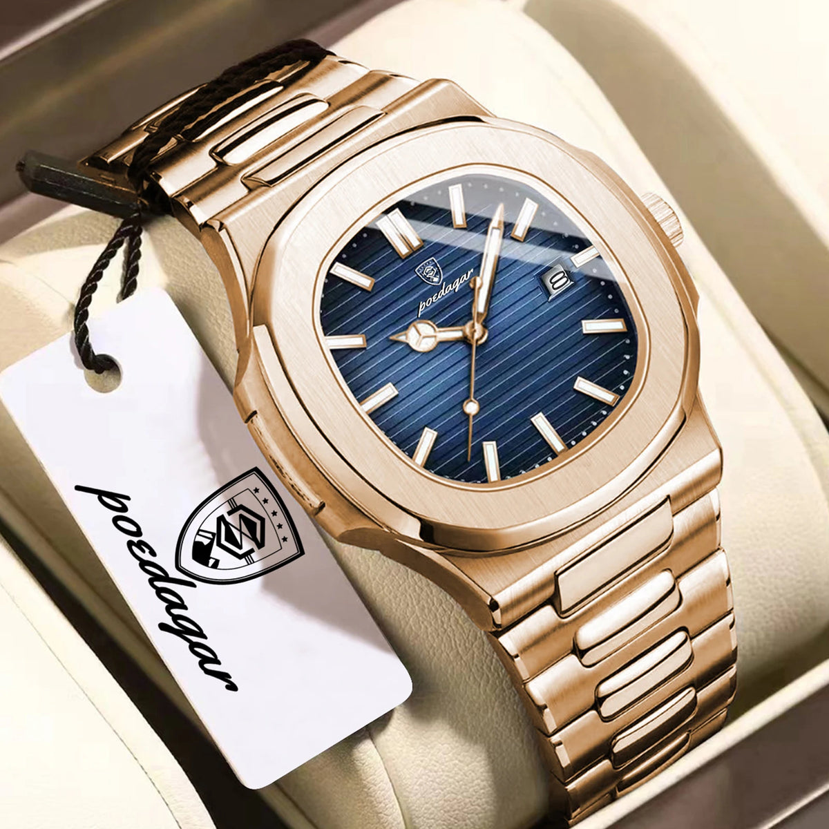 Nahaufnahme einer goldfarbenen Uhr mit blauem Zifferblatt und Lederarmband, auf einem weißen Etikett.