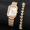 Montre de quartz dorée et bracelet à strass assorti sur fond noir.