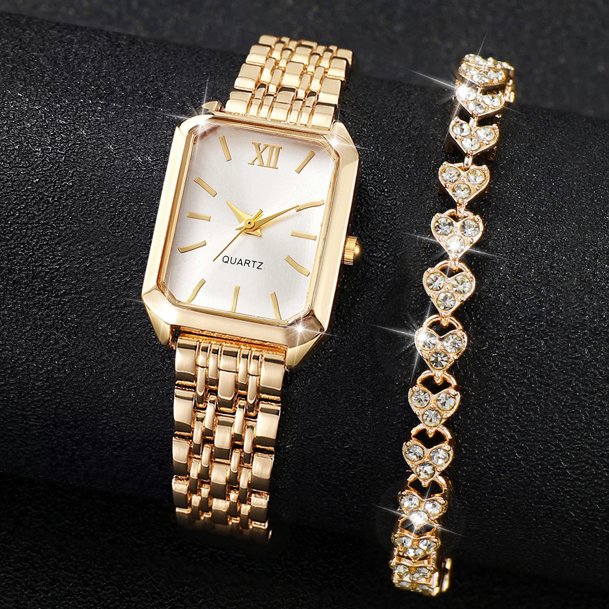 Montre de quartz dorée et bracelet à strass assorti sur fond noir.