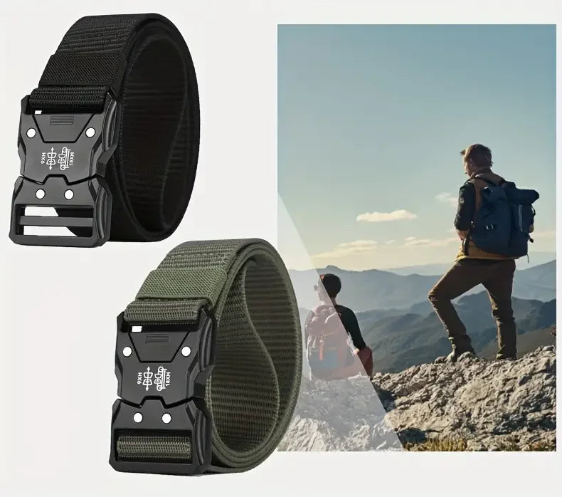 Ein schwarzer taktischer, verstellbarer Gürtel neben einer Person mit demselben olivgrünen Gürtel auf einem Berg.