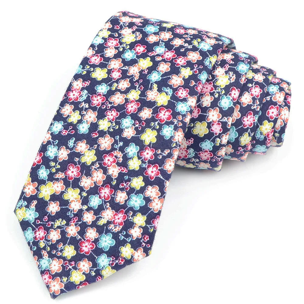 Une pile de cravates en coton à imprimé floral élégantes, bleues et roses.