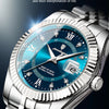 Rapproché d'une montre-bracelet masculine argentée avec cadran bleu et bracelet métallique texturé.