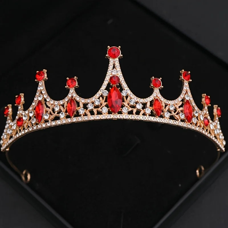 Couronne de diadème dorée ornée de gemmes rouges et de cristaux clairs.