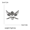Broche de calavera con pedrería plateada y diseño de sombrero puntiagudo