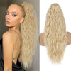 Gros plan sur de longues extensions de cheveux blonds, coiffées en queue de cheval ondulée lâche.