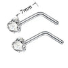 Un par de pendientes en forma de L de acero inoxidable con una gema cortada en diamante y una medida de 7 mm.
