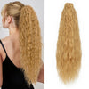 Une femme montre de longues extensions de cheveux blonds dorés bouclés en queue de cheval.