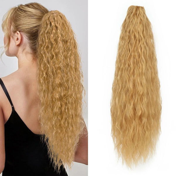 Una mujer muestra extensiones de cabello largo, rubio dorado y rizado en una coleta.