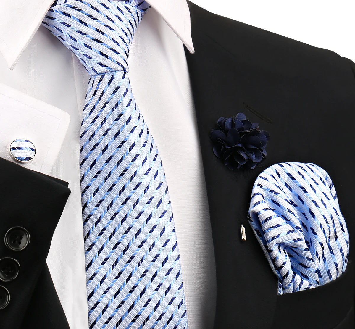 Blasc-weiß gestreiftes Halstuch vor weißem Hemd und schwarzem Sakko mit dunkelblauer Blumenaccessoire
