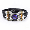 Stapel mehrlagiger Lederarmbänder mit Perlen, silbernen Akzenten und einem dunkelvioletten Edelstein.
