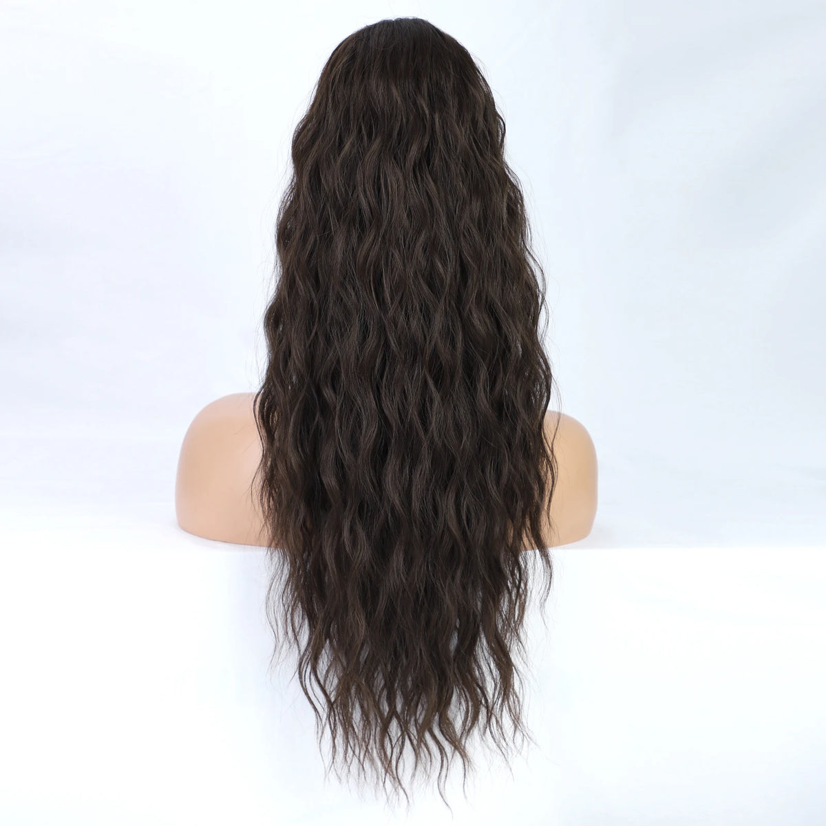 Une longue extension de cheveux brun foncé et ondulé sur fond blanc.