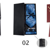 Drei Ansichten eines eleganten Herren-Krawattensets: eine schwarze Box, eine offene Box mit blauem Musterkrawatte und ein kas