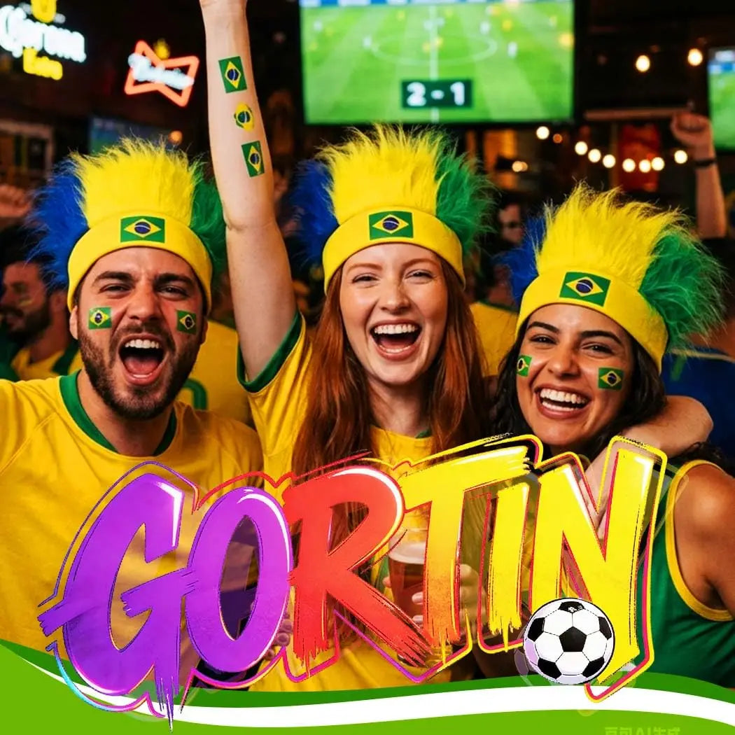 Drei Frauen mit Fußball-Fan-Perücken und Stirnbändern in brasilianischen Farben feiernd.