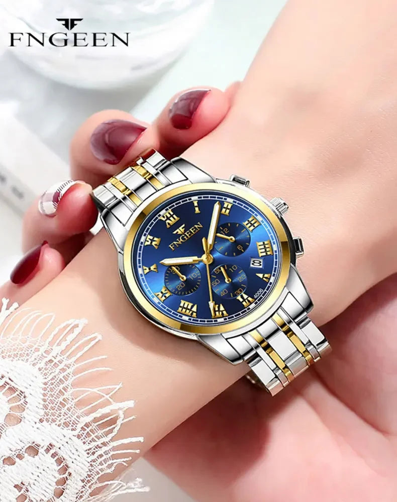 Nahaufnahme einer silbernen Edelstahl-Armbanduhr mit blauem Zifferblatt und goldenen Akzenten am Handgelenk.