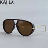 Gafas aviador marrón tintadas con monturas de metal dorado, mostradas contra un fondo gris claro.
