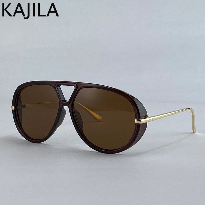 Gafas aviador marrón tintadas con monturas de metal dorado, mostradas contra un fondo gris claro.