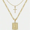 Collier lettre R en or avec un pendentif croix sur une chaîne délicate