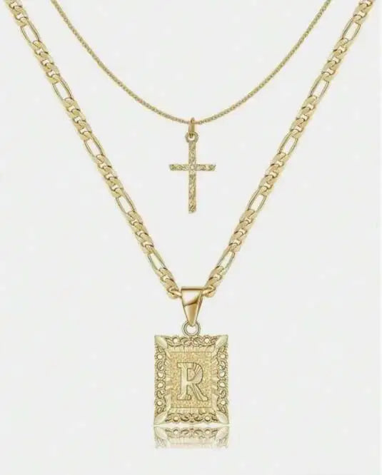 Collier lettre R en or avec un pendentif croix sur une chaîne délicate