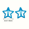 Un par de pinzas para el cabello con forma de estrella, de color azul claro y hechas de aleación ligera.