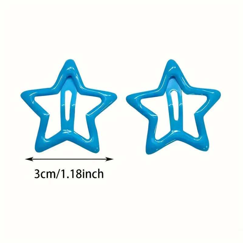 Un par de pinzas para el cabello con forma de estrella, de color azul claro y hechas de aleación ligera.