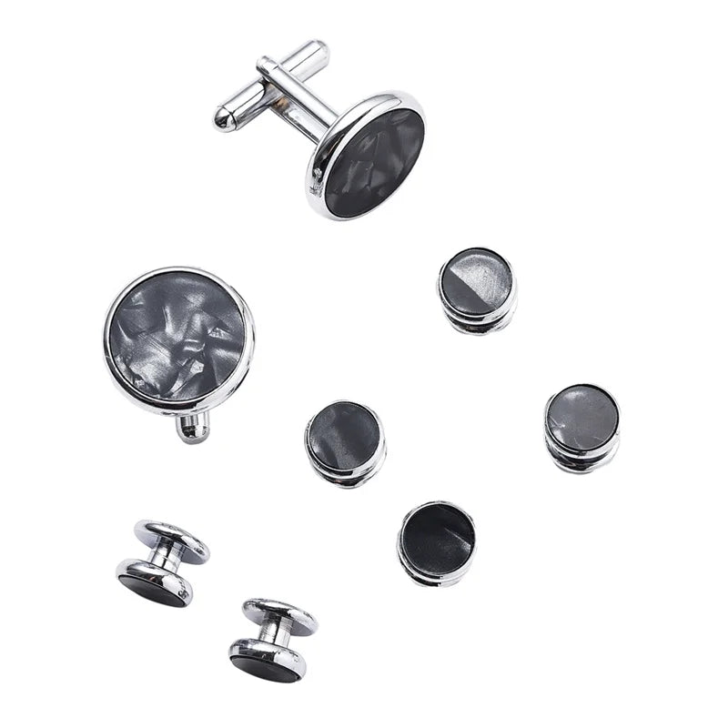 Un set d'”（cufflinks et pinces à cravate élégants, avec des pièces métalliques argentées.