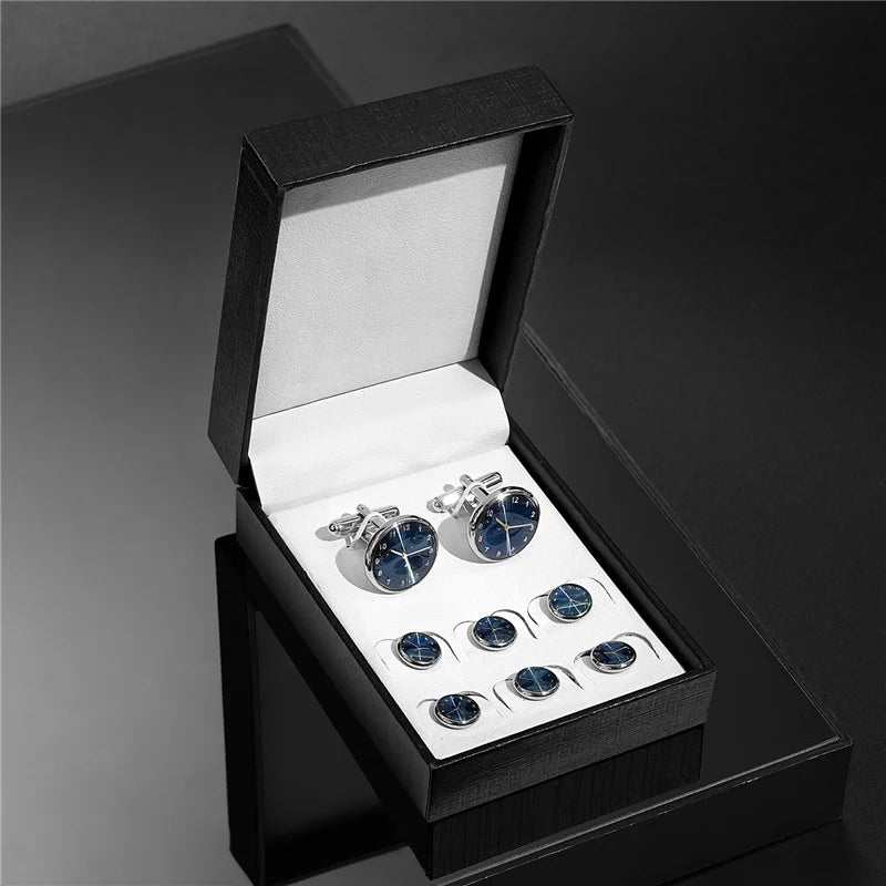 Boîte noire ouverte montrant un ensemble de boutons de manchette et pinces à cravate élégants avec des pierres bleues.