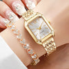 Une montre-bracelet en quartz ton or et un bracelet assorti en strass sur le poignet d'une personne.