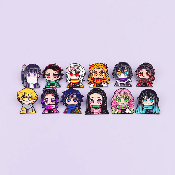 Colección de doce broches de esmalte con personajes de estilo anime y diversos colores de cabello y expresiones.