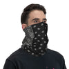 Un hombre vistiendo una bufanda de cuello estilo chicano con estampado paisley negro.