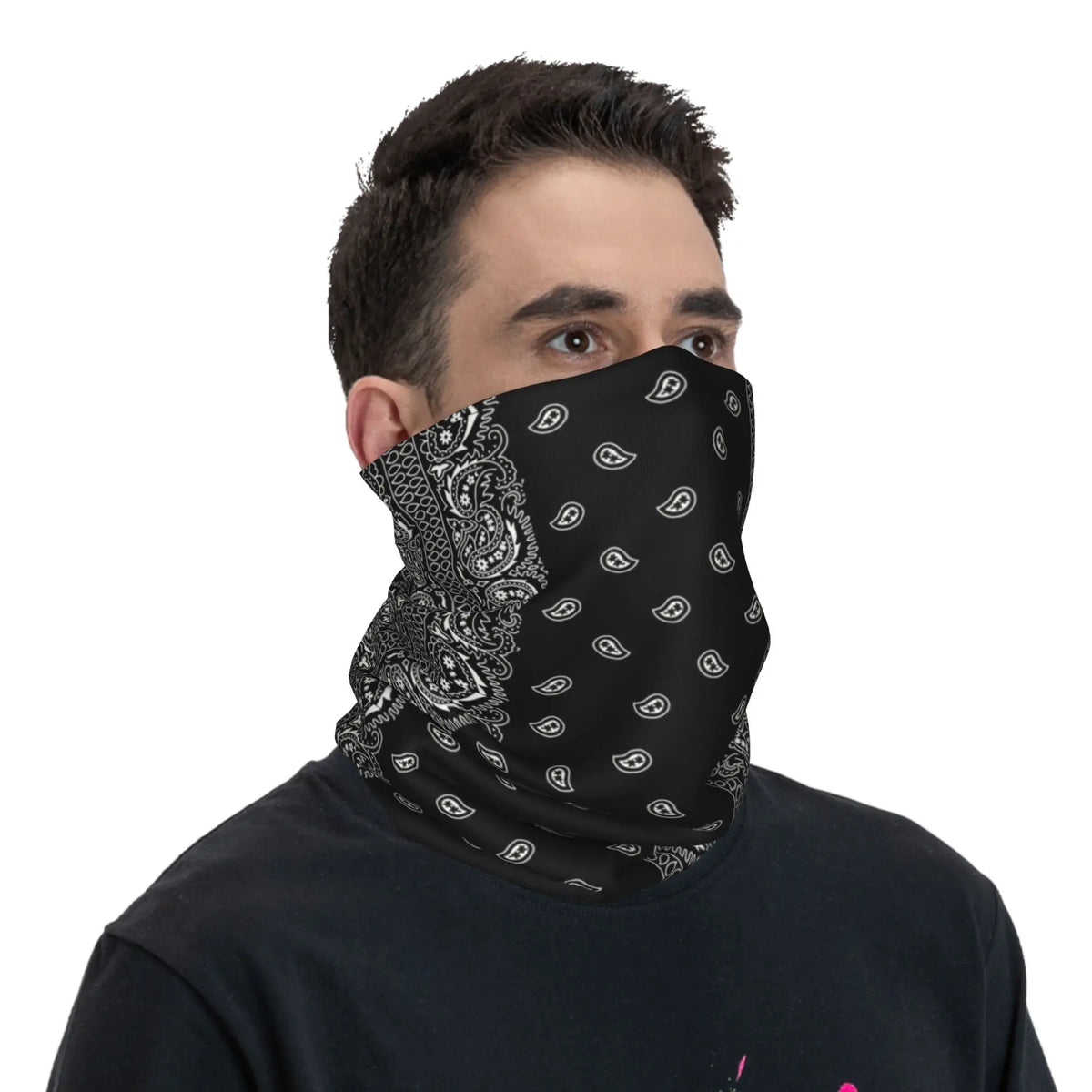 Un hombre vistiendo una bufanda de cuello estilo chicano con estampado paisley negro.