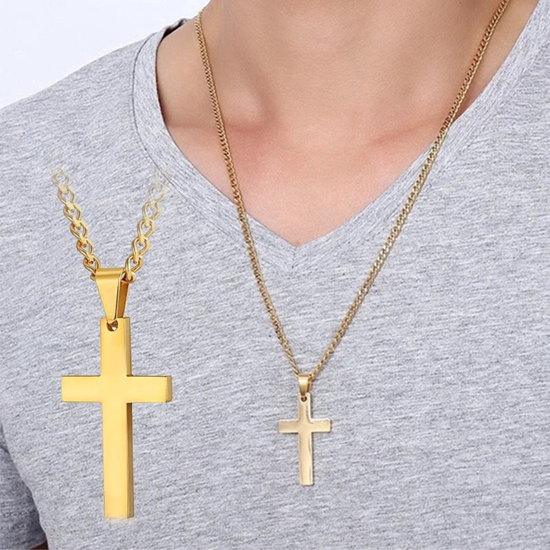 Goldenes Edelstahlkreuz-Anhänger-Halskette, präsentiert vor einem grauen Hemd.