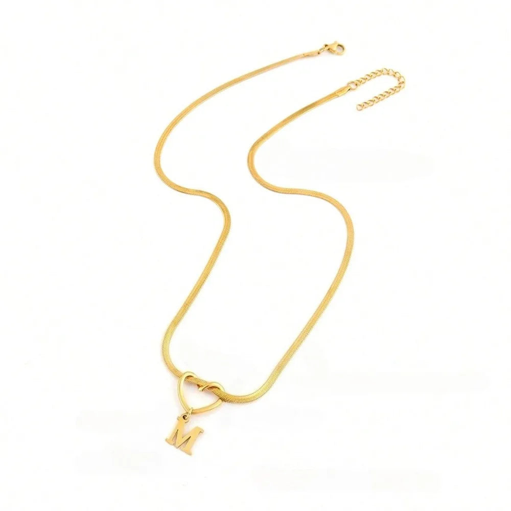 Zartes, goldplattiertes Initialherz-Anhänger-Halskette mit dünner Kette und kleinem Anhänger.