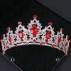 Tiara et couronne en cristal argenté scintillant avec des gemmes rouges.